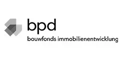 Schwarz-weißes Logo mit einer geometrischen Form auf der linken Seite und dem Text bpd daneben. Darunter, in kleinerer Schrift, steht bouwfonds property development.