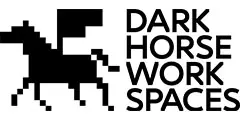 Verpixeltes schwarzes Pferd mit erhobener Flagge neben dem Text DARK HORSE WORK SPACES in fetten Großbuchstaben. Das Design hat ein modernes, digitales Gefühl.