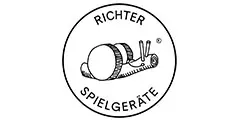 Schwarz-weißes, kreisförmiges Logo mit dem Schriftzug Richter Spielgeräte um eine Zeichnung einer Schnecke