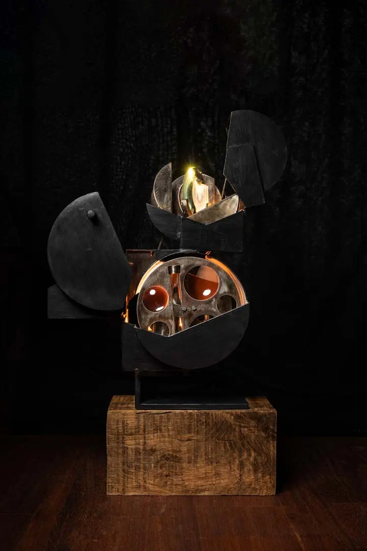 Eine moderne weiße, geometrische Skulptur mit eckigen und runden Formen, die für einen Kunstkatalog fotografiert wurde, steht auf einem braunen, rechteckigen Holzsockel, der vor einem schwarzen Hintergrund auf einer Holzfläche steht.